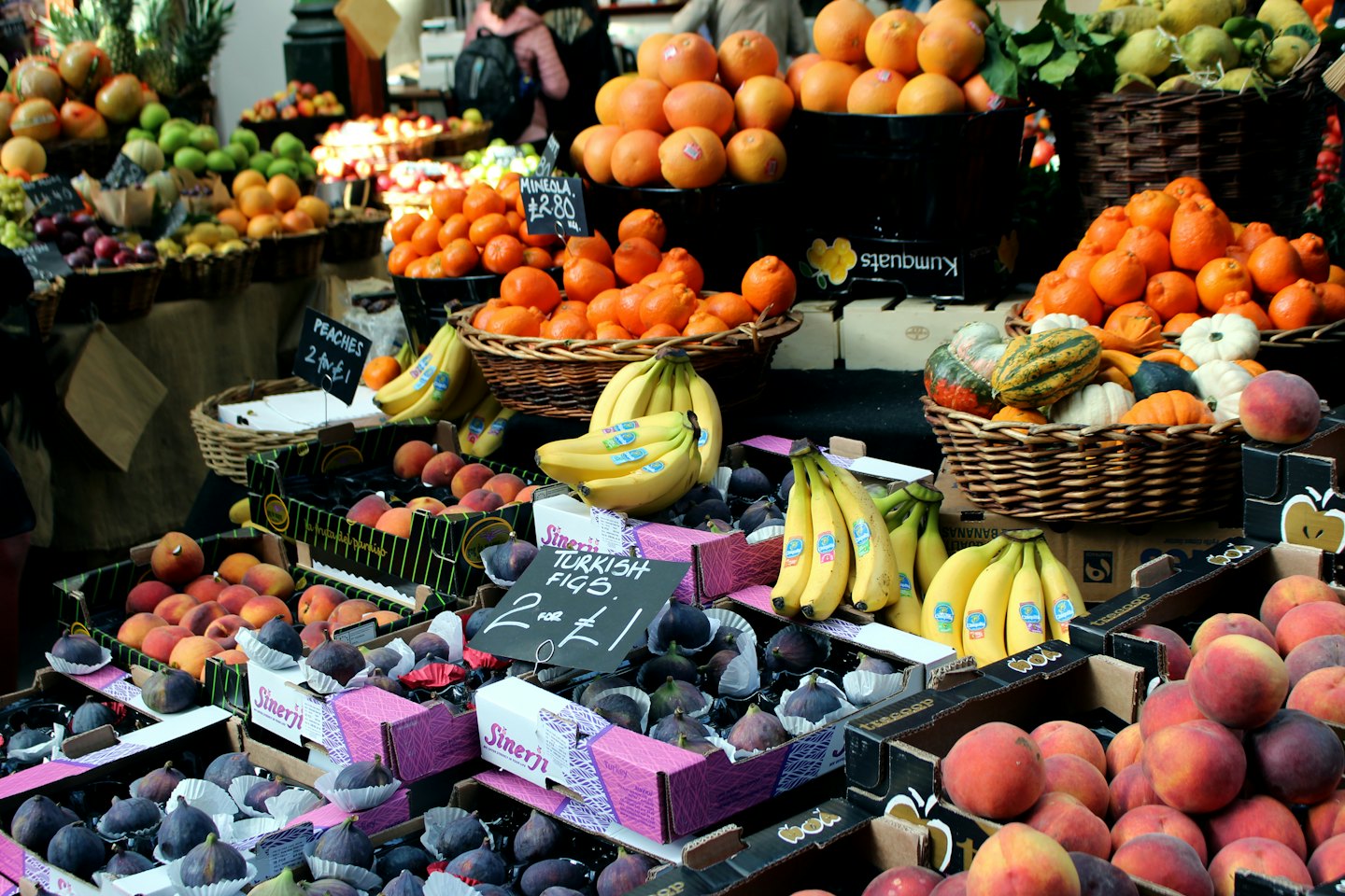 Frutta e verdura fresca esposte in cesti al mercato.