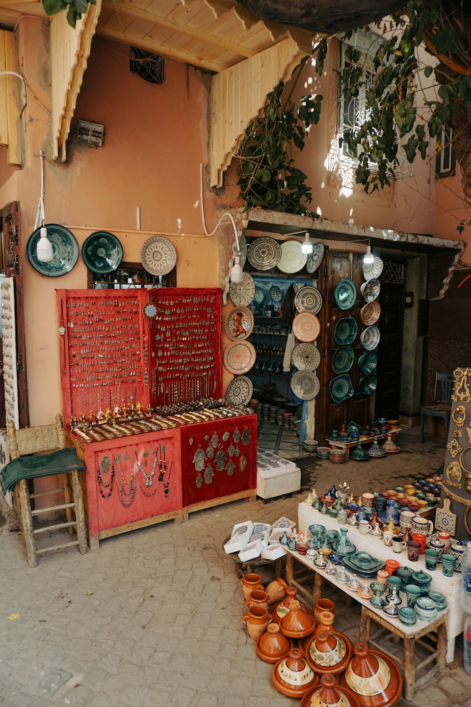 Mercato all'aperto con gioielli in argento e ceramiche colorate.